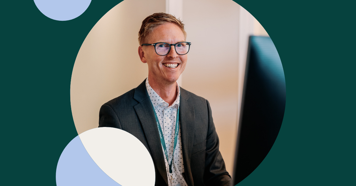 Bild eines Vertriebsmitarbeitenden im Büro