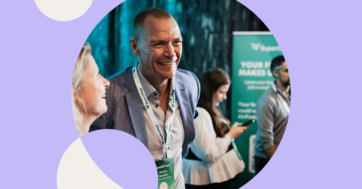 Foto eines Mannes bei einer Veranstaltung