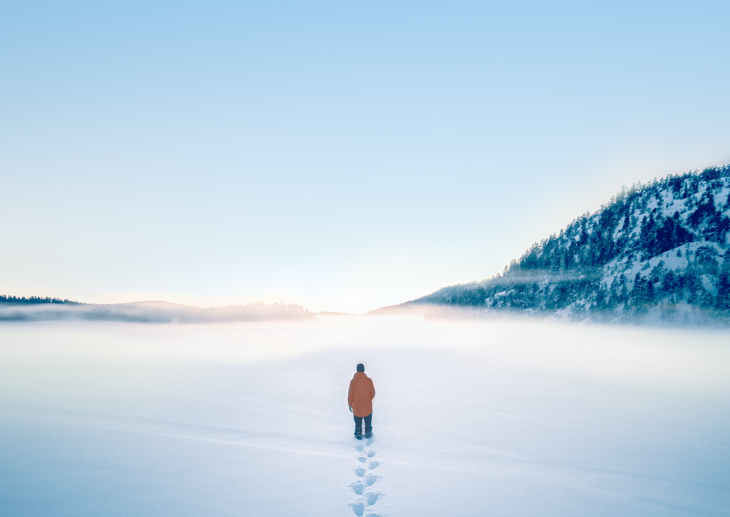 Winterszene. Mann, der auf gefrorenem See geht