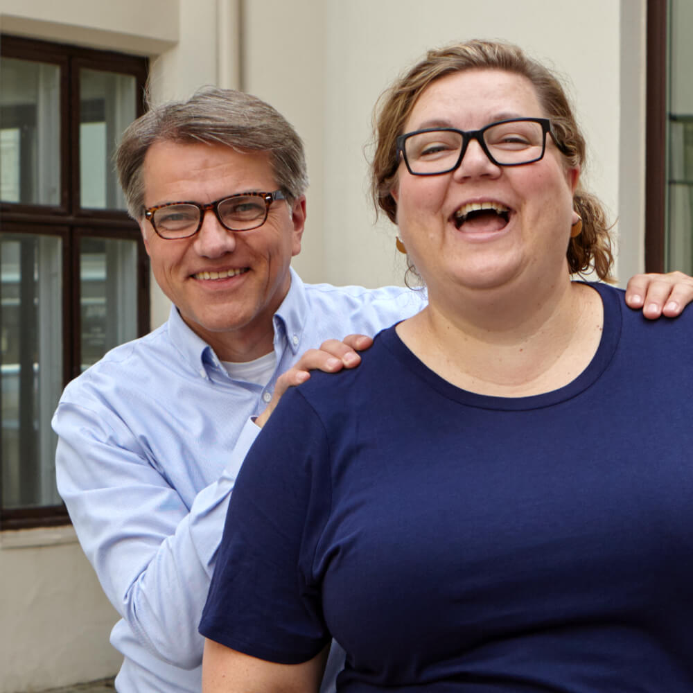 Lächelnder Mann auf der Konferenz